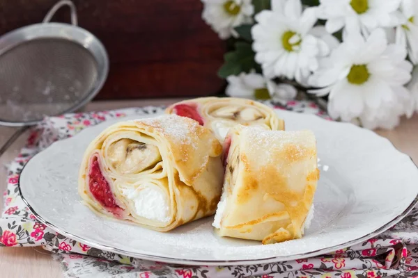 Läckra pannkaka rullar med tre pålägg, ost, strawberrie Stockfoto