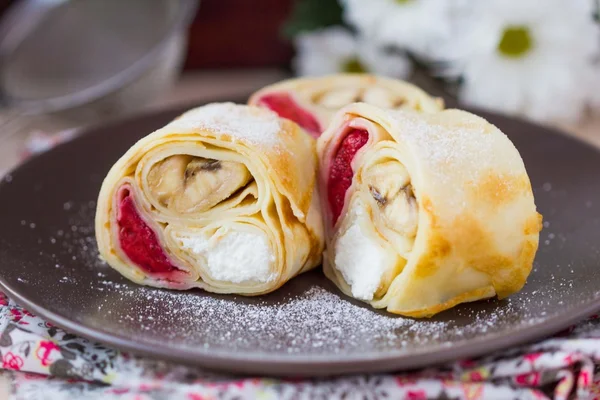 Läckra pannkaka rullar med tre pålägg, ost, strawberrie Royaltyfria Stockfoton
