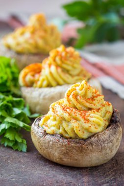 Mantar dolması kapaklar champignon sarı köpük mercimek, lezzetli s