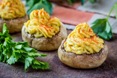 Mantar dolması kapaklar champignon sarı köpük mercimek, lezzetli s