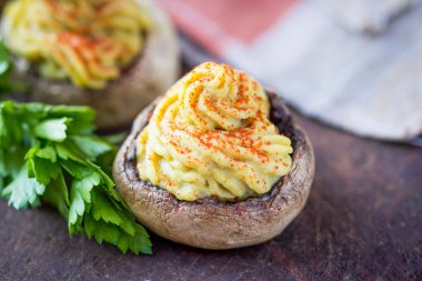 Mantar dolması kapaklar champignon sarı köpük mercimek, lezzetli s