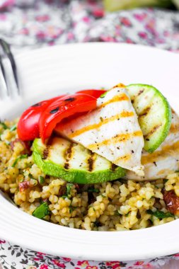 Bulgur ile sebze ve ızgara tavuk, sağlıklı, diyet yaz