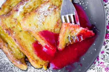 Fransız tostu çilek soslu, rustik Kahvaltı, lezzetli 