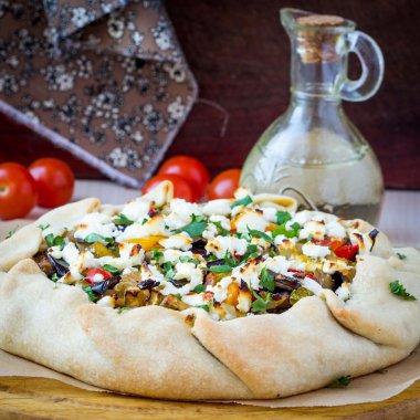 Patlıcan, kabak, biber, beyaz peynir, par ile sebze pie