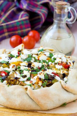 Patlıcan, kabak, biber, beyaz peynir, par ile sebze pie