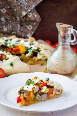 Patlıcan, kabak, biber, beyaz peynir, par ile sebze pie