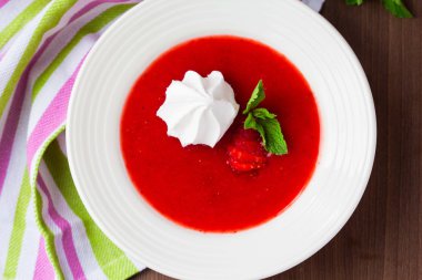 Lezzetli tatlı çilek çorbası beze, nane, serin yaz