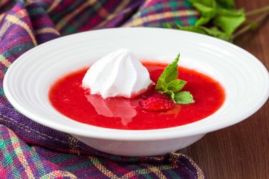 Lezzetli tatlı çilek çorbası beze, nane, serin yaz