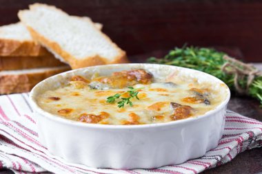 Krem, peynir, Fransız yemek julienne ile mantar graten