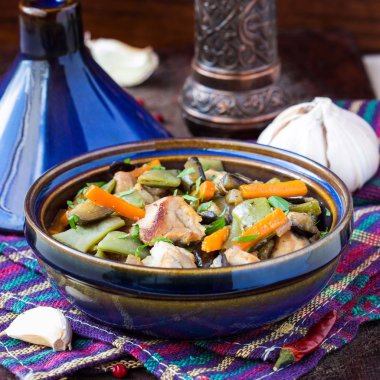Et, sebze, yeşil fasulye, havuç tagi ile oryantal güveç