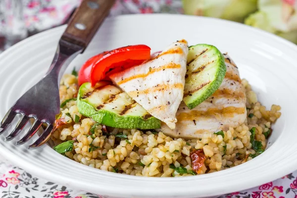 Bulgur com legumes e frango grelhado, saudável, verão dieta — Fotografia de Stock