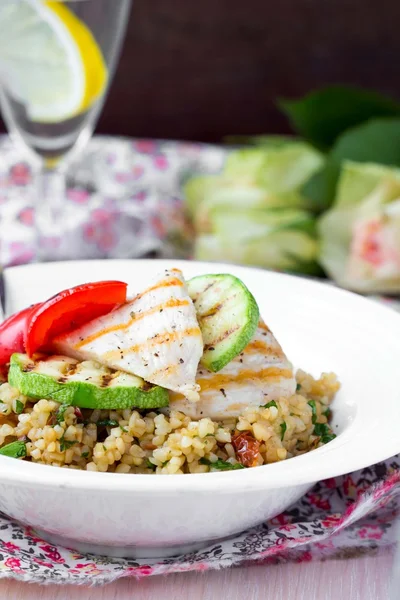 Bulgur with vegetables and grilled chicken, healthy, diet summer — Stock Photo, Image