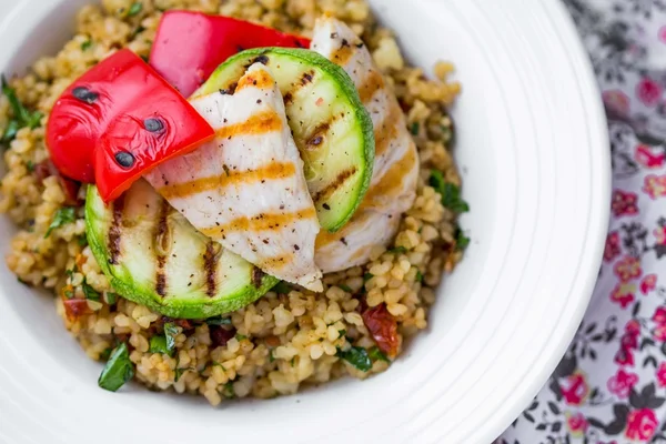 Bulgur with vegetables and grilled chicken, healthy, diet summer — Stock Photo, Image