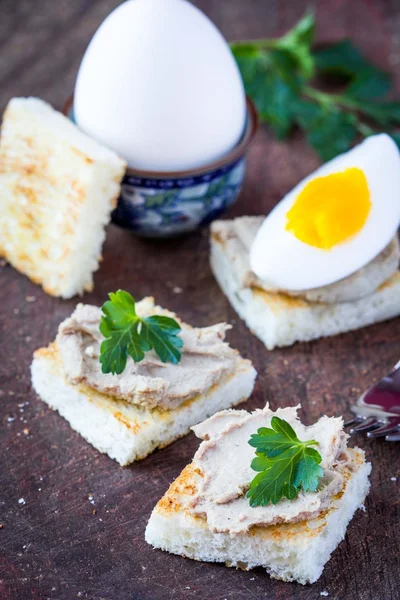 Desayuno rústico, huevo cocido y tostadas con paté de hígado — Foto de Stock