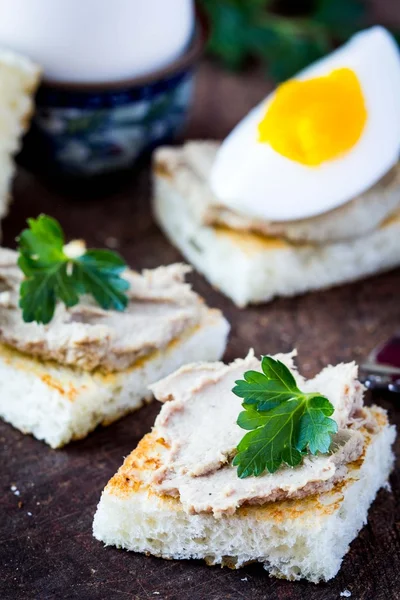 Desayuno rústico, huevo cocido y tostadas con paté de hígado —  Fotos de Stock