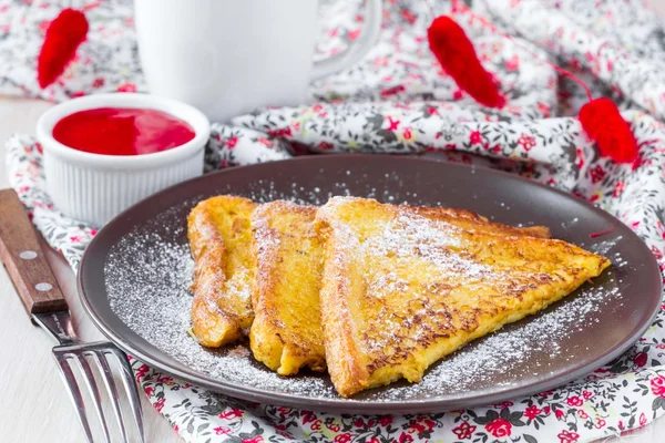 Francouzský toast s jahodovou omáčkou, rustikální snídaně, vynikající — Stock fotografie