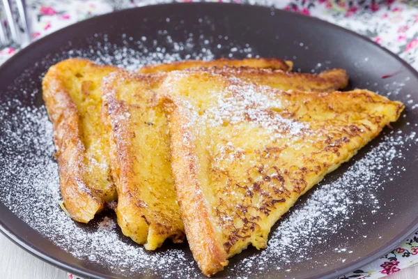 Французские тосты с сахарной пудрой, деревенский завтрак, вкусный ди — стоковое фото