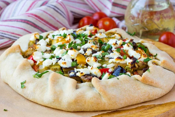 Torta de legumes com berinjela, abobrinha, pimentas, queijo feta, par — Fotografia de Stock