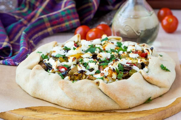 Torta de legumes com berinjela, abobrinha, pimentas, queijo feta, par — Fotografia de Stock