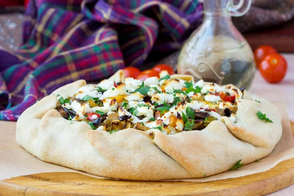 Patlıcan, kabak, biber, beyaz peynir, par ile sebze pie