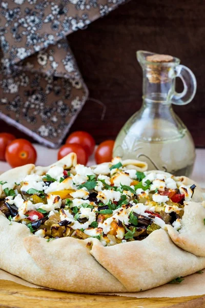 Patlıcan, kabak, biber, beyaz peynir, par ile sebze pie