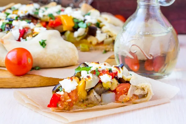 Torta de legumes com berinjela, abobrinha, pimentas, queijo feta, par — Fotografia de Stock