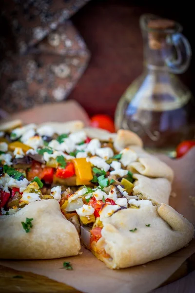 Patlıcan, kabak, biber, beyaz peynir, par ile sebze pie