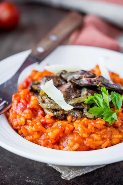 Tomato risotto, red rice with fried chicken liver, onions, Itali — Stock Photo, Image