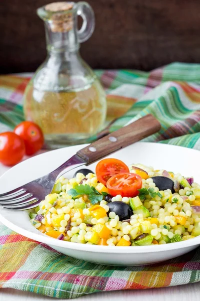 Israeliene cuscus ptitim cu legume, dieta vegetariană sănătoasă — Fotografie, imagine de stoc