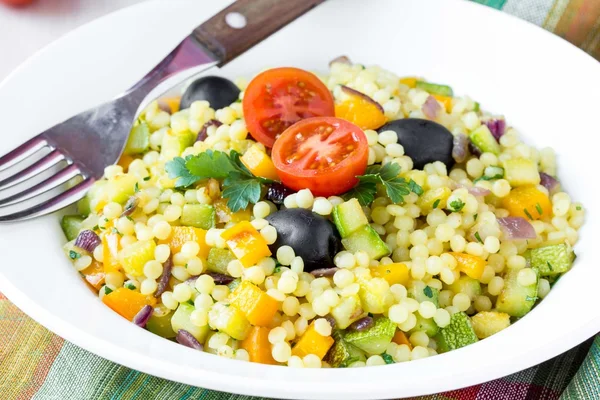 Israeli couscous ptitim with vegetables, vegetarian diet healthy — Stock Photo, Image