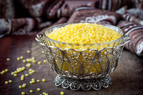 Cuscuz israelense ptitim, despreparados, cereais saudáveis, dieta saborosa — Fotografia de Stock