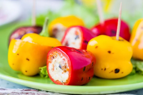 Mini pepper, capsicum, paprika stuffed with cream cheese on gril — Stock Photo, Image