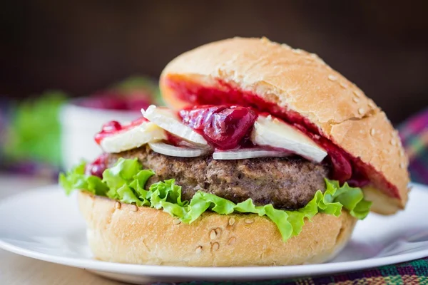 Burger, Hamburger mit Fleisch, Käsebrie, Camembert, Beerenkirsche — Stockfoto