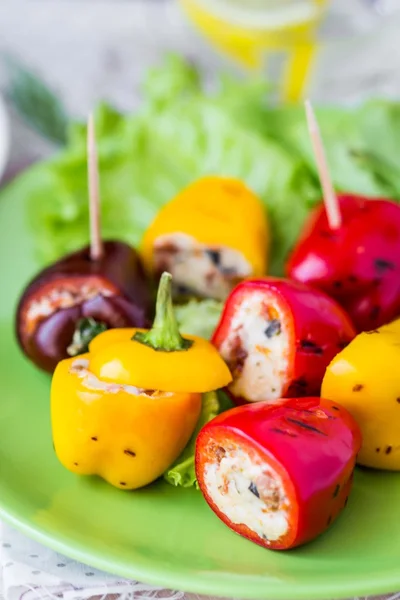 Mini pimiento, pimiento, pimentón relleno con queso crema sobre suciedad — Foto de Stock