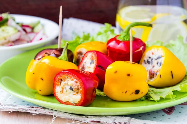 Mini-Paprika, Paprika gefüllt mit Frischkäse auf Grill — Stockfoto