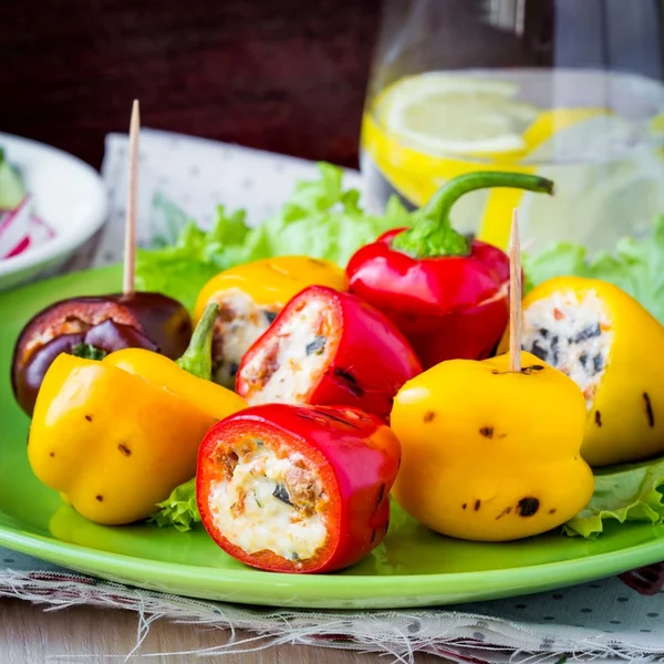 Mini-Paprika, Paprika gefüllt mit Frischkäse auf Grill — Stockfoto