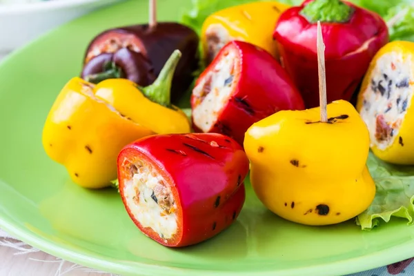 Mini pimiento, pimiento, pimentón relleno con queso crema sobre suciedad —  Fotos de Stock