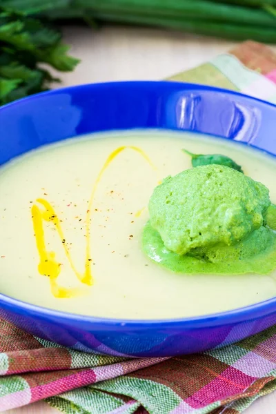Kräm soppa med gröna glass från örter, spenat — Stockfoto