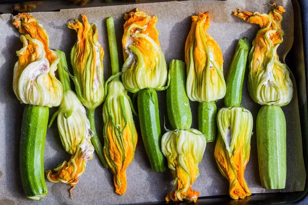 Gebratene Zucchini-Blüten gefüllt mit Frischkäse, Ricotta, lecker — Stockfoto