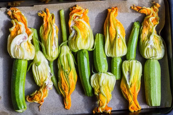 Stekt zucchini blommor fyllda med färskost, ricotta, välsmakande — Stockfoto