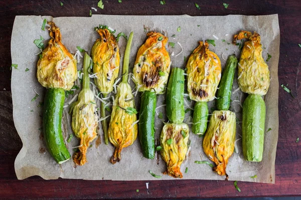 Fiori di zucchine fritte ripieni di crema di formaggio, ricotta, gustoso — Foto Stock