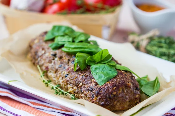 Polpettone, involtino di carne, carne macinata di manzo, maiale con olive, mozzarella c — Foto Stock