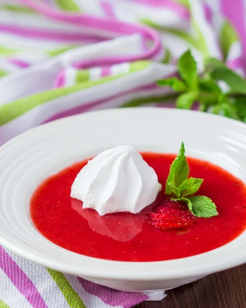 Delicious sweet strawberry soup with meringue, mint, cool summer — Stock Photo, Image