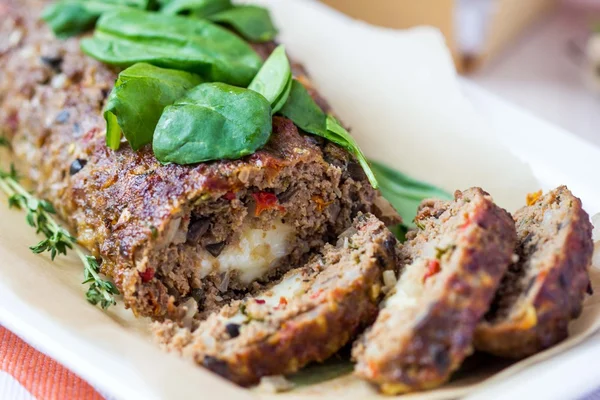 Rolo de carne, rolo de carne, carne picada com legumes, azeitonas, mozzar — Fotografia de Stock