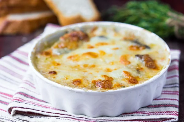 Cogumelos gratinados com creme, queijo, prato francês julienne — Fotografia de Stock