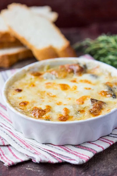 Gegratineerde paddestoelen met room, kaas, Frans schotel julienne — Stockfoto