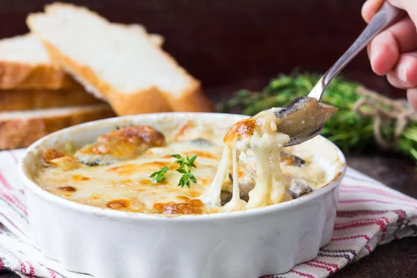 Gratin μανιτάρια με κρέμα, τυρί, γαλλικό πιάτο Ζουλιέν — Φωτογραφία Αρχείου