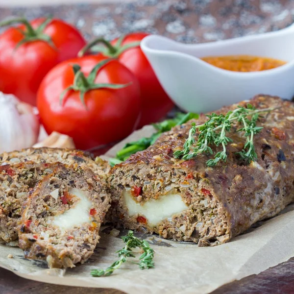 Fasírt, roll hús, darált marhahús, sertéshús, olívabogyó, mozzarella c — Stock Fotó