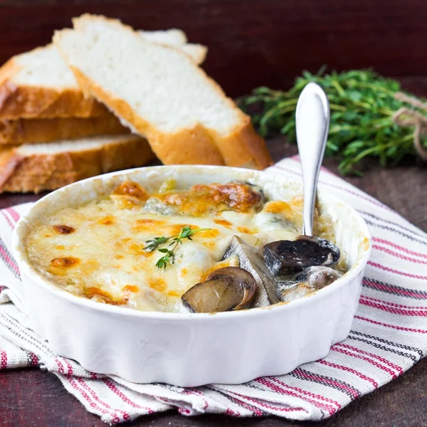 Cogumelos gratinados com creme, queijo, prato francês julienne — Fotografia de Stock