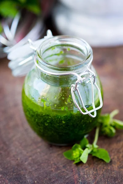 Zelená bylina chutná omáčka marináda z oregano, petržel, olej, trad — Stock fotografie